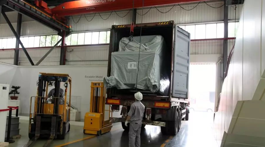 “熱火朝天迎下線,風雨無阻忙發運”—西尼機電 · 斯圖加特重載自動人行道下線、發運儀式隆重舉行!